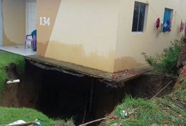 Chuva abre cratera em entrada de casa e assusta moradores em condomínio