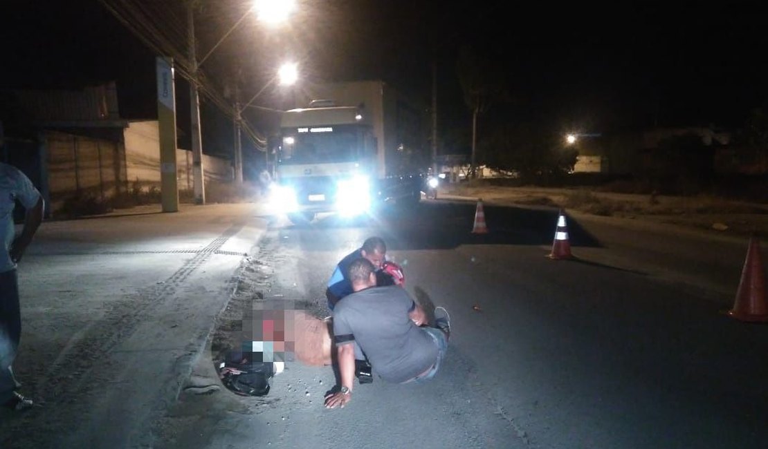 Mulher tem a perna parcialmente mutilada numa colisão entre moto e caminhão em Maceió