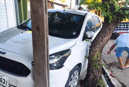 Colisão envolvendo caminhonete e veículo de passeio deixa o trânsito lento, em Arapiraca