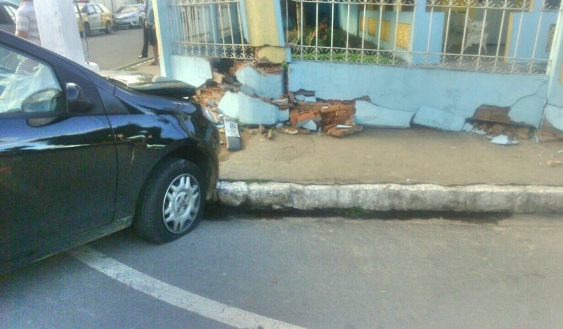 Motorista não respeita sinalização, colide contra veículo e atinge muro de residência, em Arapiraca