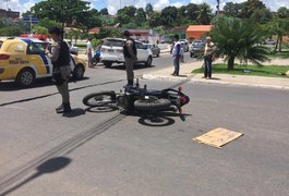 Motorista na contramão causa acidente e deixa motociclista ferida no Bosque das Arapiracas