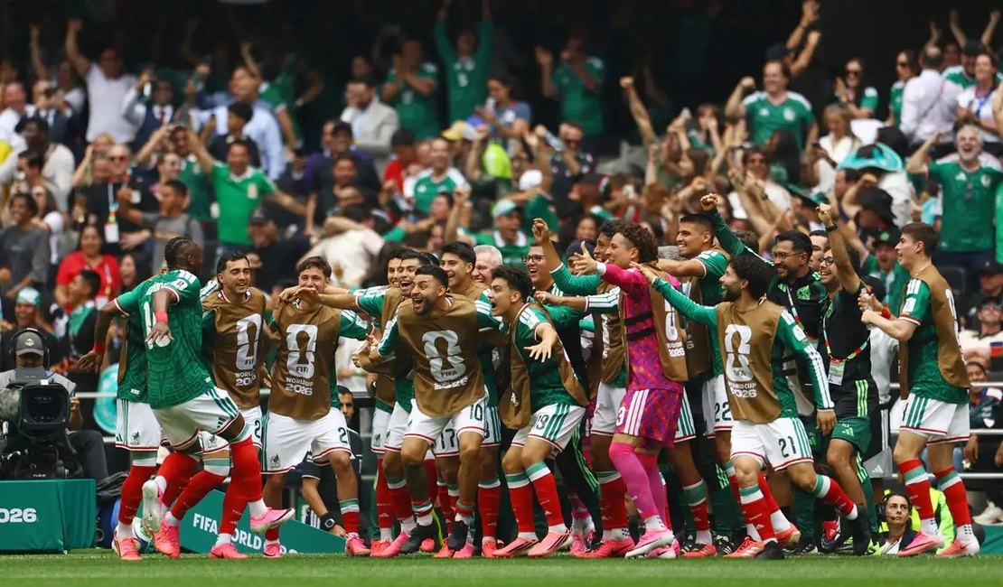 México abre Copa vencendo África do Sul em duelo com três expulsões