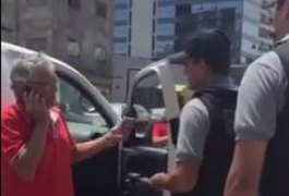 Juiz aposentado tenta evitar ter carro retido em blitz e intimida PMs e agentes da SMTT