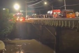 Carro com trio que assaltou casa lotérica cai no Rio Mundaú durante perseguição e um dos homens morre afogado, em União