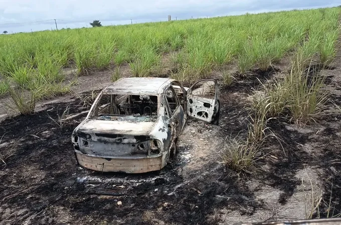 Carro de idoso desaparecido há quatro dias é encontrado completamente carbonizado