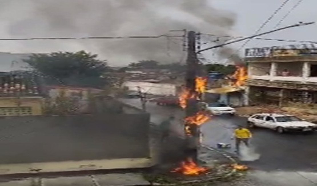 Fiação de poste pega fogo e deixa população assustada em Arapiraca