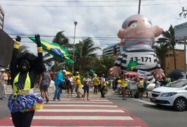 Manifestantes pedem afastamento definitivo de Dilma