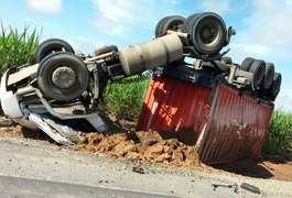 Carreta capota e deixa uma vítima fatal na AL 420 entre São Miguel dos Campos e Roteiro