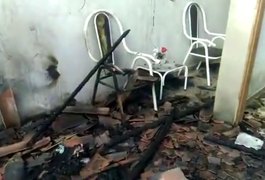 Incêndio de grandes proporções destrói casa no centro de Traipu; veja o vídeo