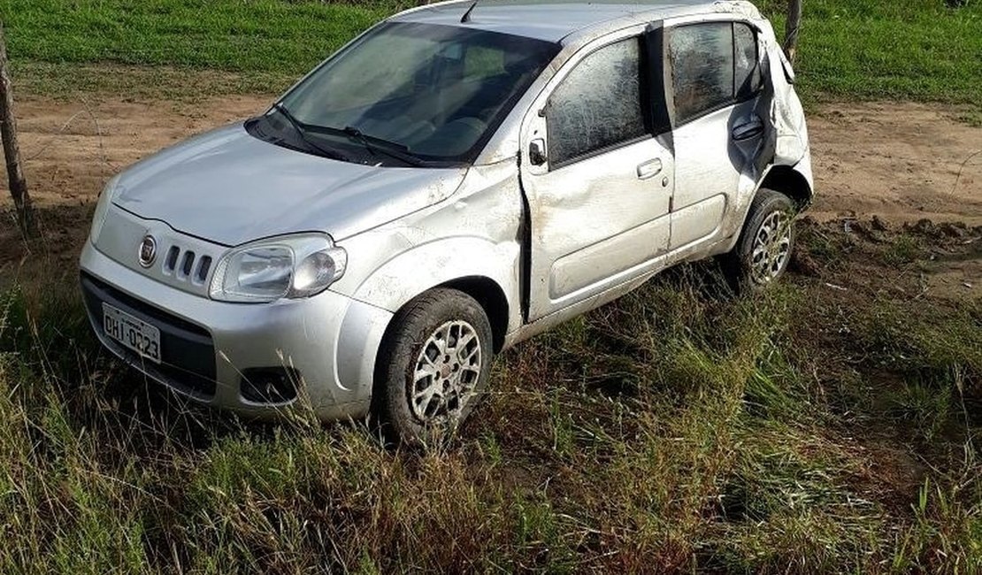 Veículo de passeio capota na curva da morte, rodovia de acesso à Anadia