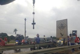Motorista livra veículo de ônibus e colide com grade de proteção, em Arapiraca