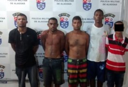 Cinco suspeitos são detidos com motocicleta roubada, arma e drogas