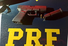 Homens são presos por porte ilegal de arma e estelionato