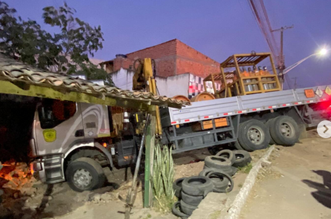 Caminhão fora de controle atinge imóvel às margens de avenida em Delmiro Gouveia