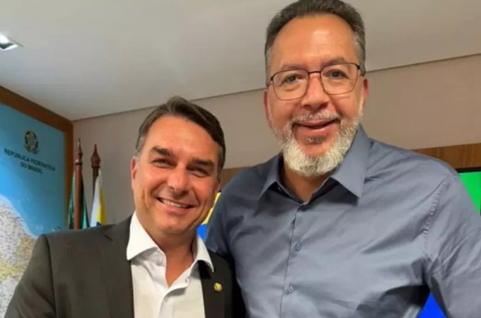 Aliado de Flávio Bolsonaro no Rio é alvo da PF e abre nova crise na pré-campanha