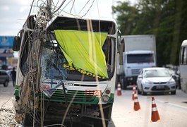Ônibus bate em poste, e passageiros ficam feridos em Maceió