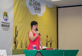 Professora com síndrome de down encanta a todos na Bienal do Livro