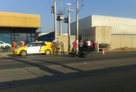 Motociclista sofre escoriações ao saltar de moto para se livrar de colisão