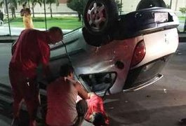 Motorista fica ferido após carro capotar em Maceió