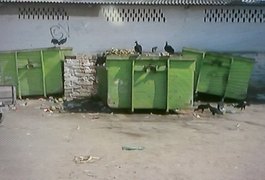 Rodeado por urubus, corpo de jovem é encontrado em contêiner, em mercado de Maceió