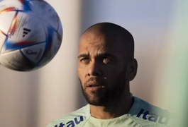 Daniel Alves trancou, agrediu e estuprou mulher em banheiro de boate, diz jornal espanhol