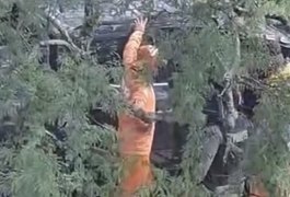 Motorista perde controle de caminhonete e cai em ribanceira em Batalha