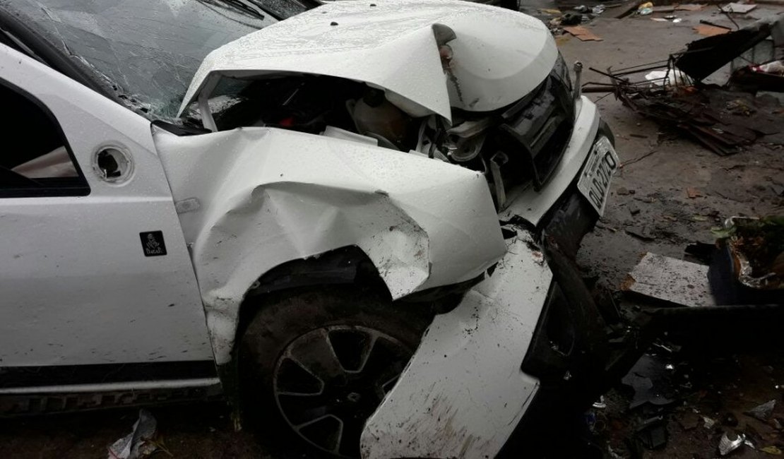 Veículo desgovernado invade calçada e atinge salão de beleza no Prado