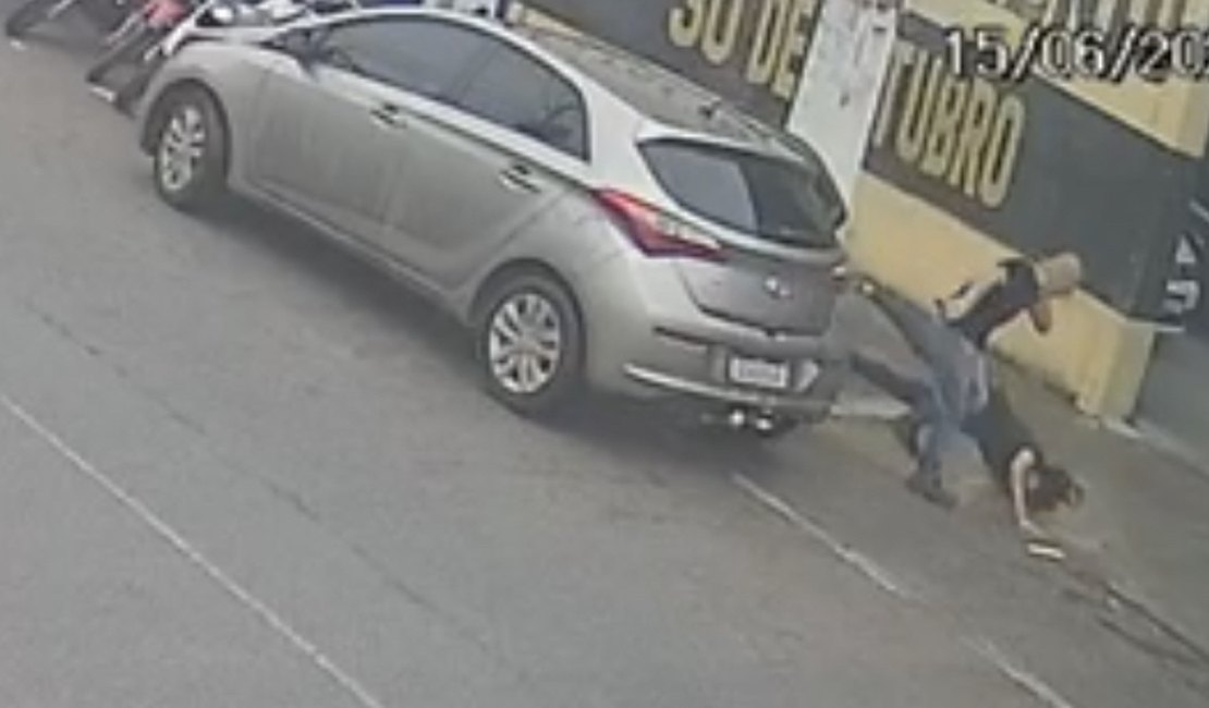 Vídeo mostra homem empurrando mulher no Centro de Arapiraca