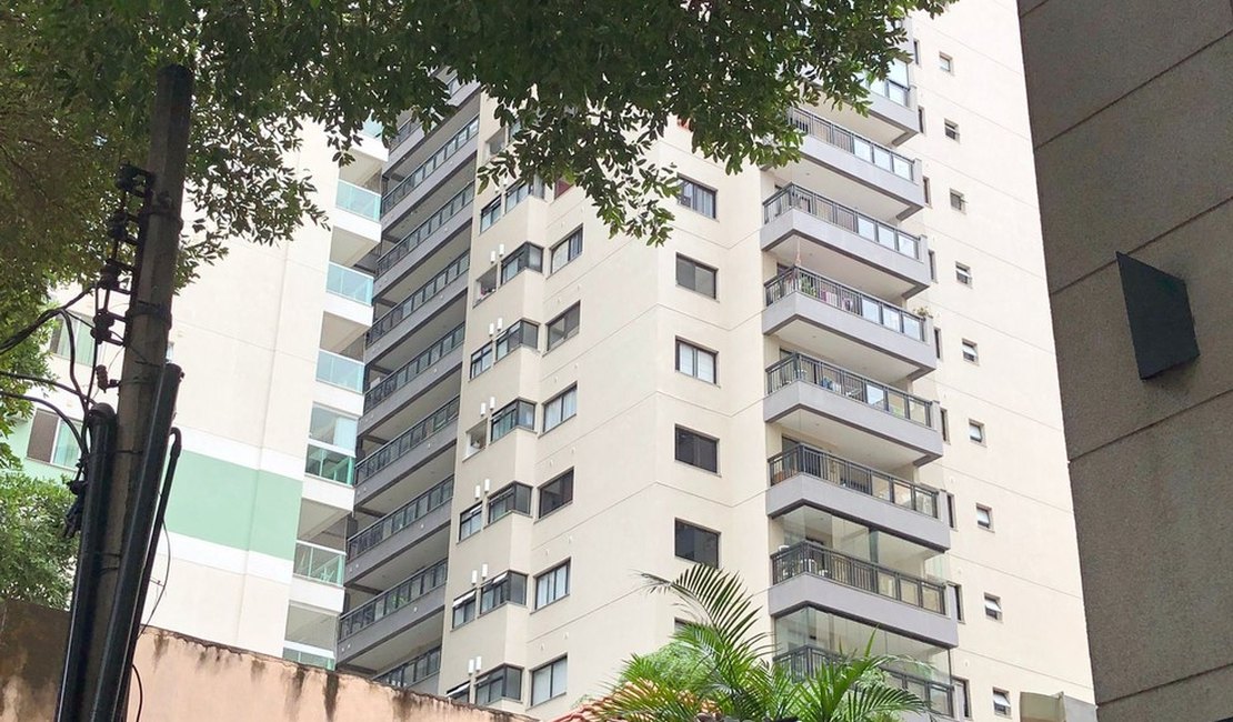 Vídeo. Menino fica pendurado em janela de prédio no Rio de Janeiro