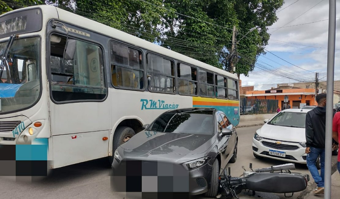 Carro passa por cima de motocicleta estacionada de forma irregular em frente a Uneal