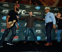 Jon Jones x Daniel Cormier brigam feio em encarada promocional do UFC 178