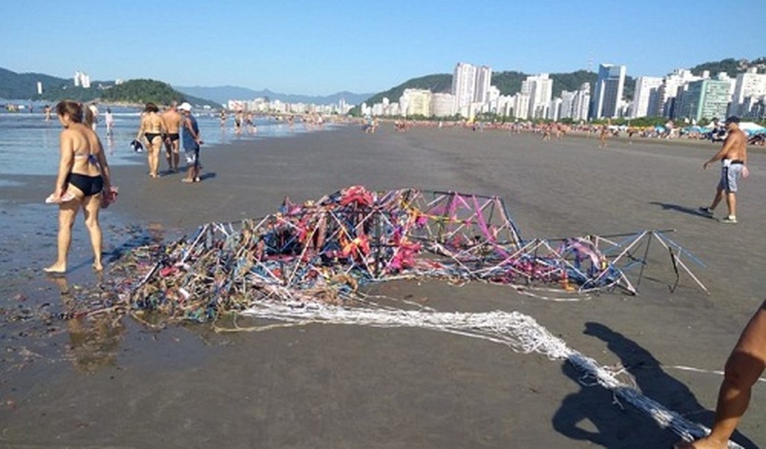 Balão cai no mar e assusta banhistas no litoral paulista