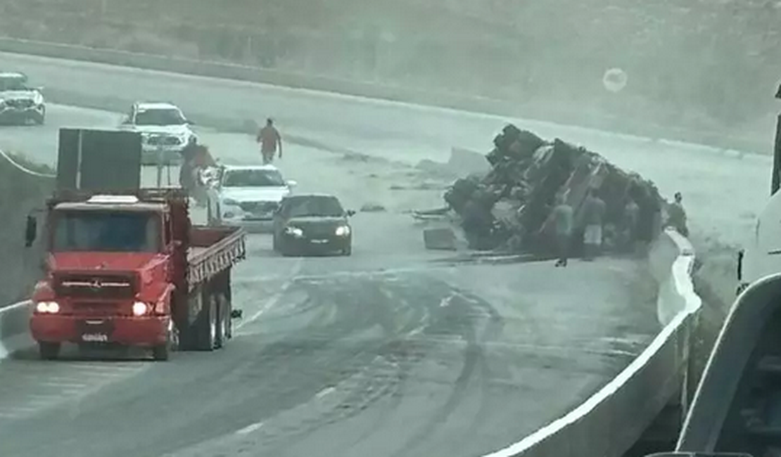 Caminhão com carga de cimento tomba e motorista é retirado das ferragens, em São Miguel dos Campos