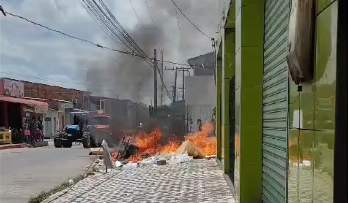 Após surto, homem provoca incêndio em via pública no interior de Alagoas