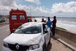Motorista perde o controle e veículo capota na ponte Divaldo Suruagy