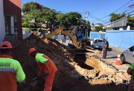 Cratera interdita parcialmente a Rua Saldanha da Gama, no bairro do Farol