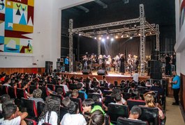 Estudantes de escolas públicas de Penedo se encantam com a Orquestra Meninos de São Caetano-PE