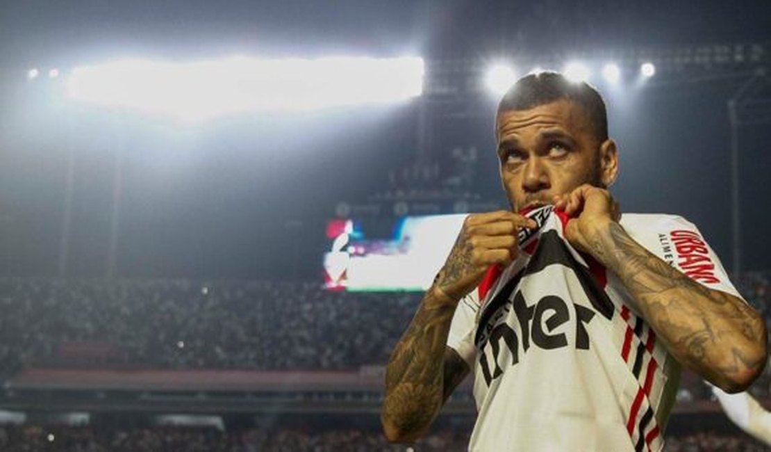 “Sou o maior jogador da história do futebol e já debatem se eu sirvo ou não”, diz Dani Alves