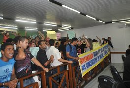 Estudantes da Uneal ocupam Câmara Municipal e protestam contra problemas da universidade