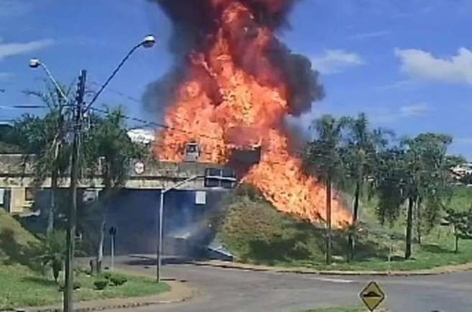 Caminhão-tanque explode após colidir com carreta em rodovia