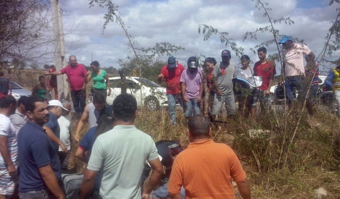 Motociclista fica gravemente ferido após colidir contra cerca na AL-115