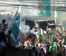 Torcida do Guarani atira pedras no ônibus do ASA; veja o vídeo