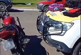 Polícia Militar prende dupla com facão e simulacro após cometerem assaltos, em Arapiraca