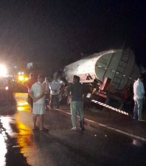 Pista cede e caminhão tomba às margens da rodovia AL-220