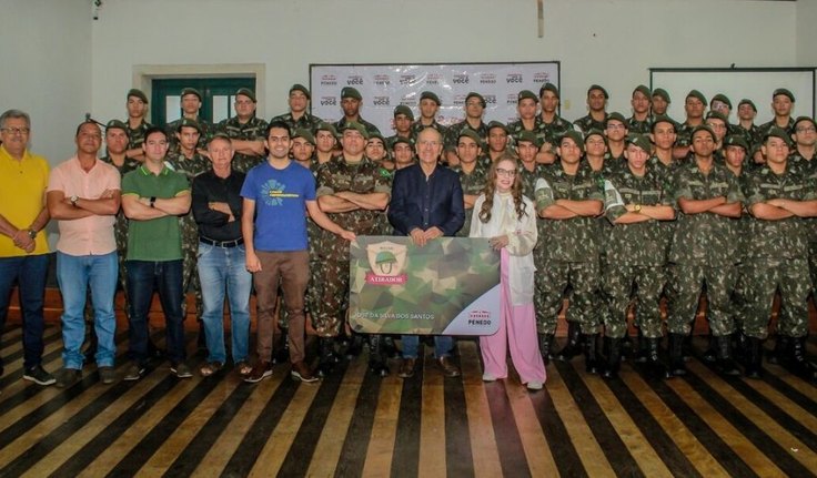 Prefeito Ronaldo Lopes entrega cartão Bolsa Atirador para jovens do Tiro de Guerra de Penedo