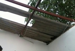 Homem cai de telhado ao tentar furtar serralharia e é detido por populares, em Arapiraca