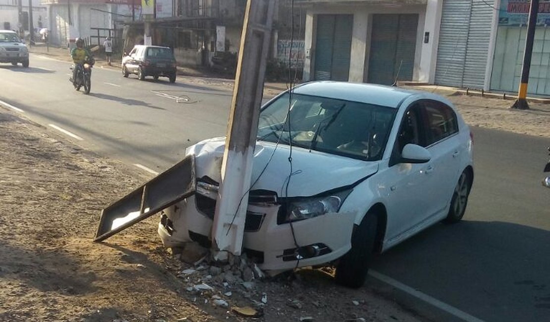Colisão de carro em poste danifica rede elétrica no bairro Brasília, em Arapiraca