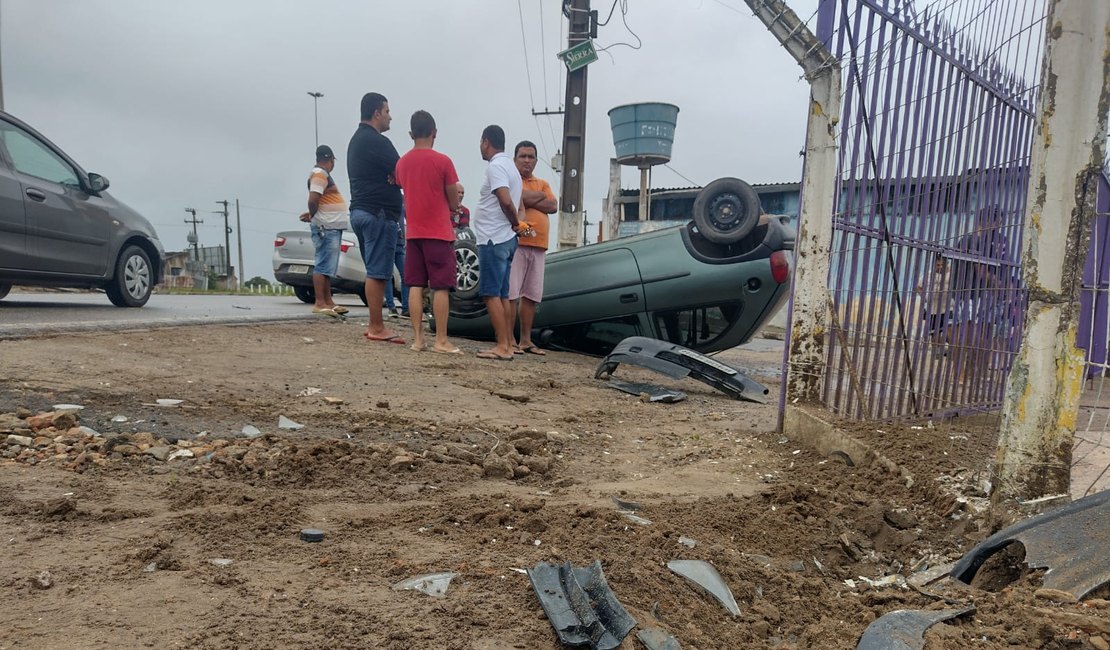 Condutor desvia de motocicleta após 'fechada' e acaba capotando em Arapiraca