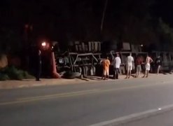 Carreta tomba na rodovia BR 316, em Atalaia