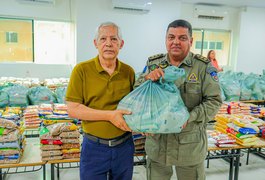 PM distribui 1,5 tonelada de alimentos arrecadados durante vendas de abadás do Bloco Vulcão